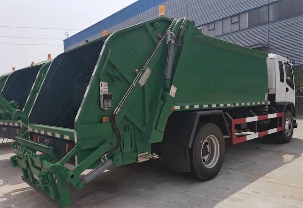 Waste collection truck